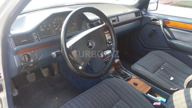 Mercedes E 200 1993, 369,856 km - 2.0 л - Bakı