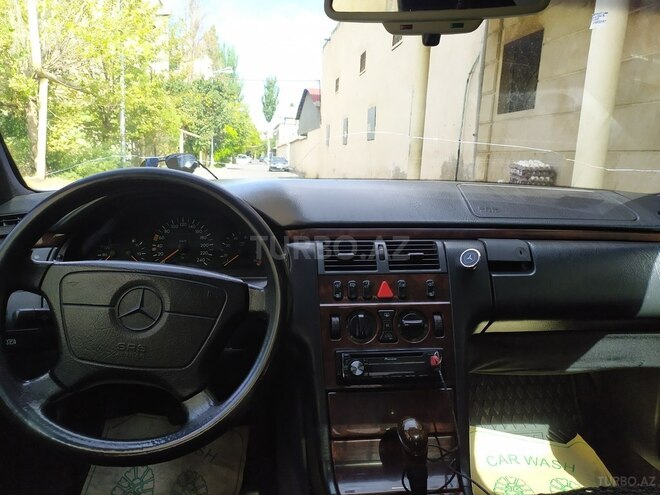 Mercedes E 230 1997, 259,000 km - 2.3 l - Bakı