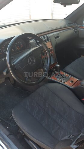 Mercedes E 200 1997, 270,000 km - 2.0 l - Bakı