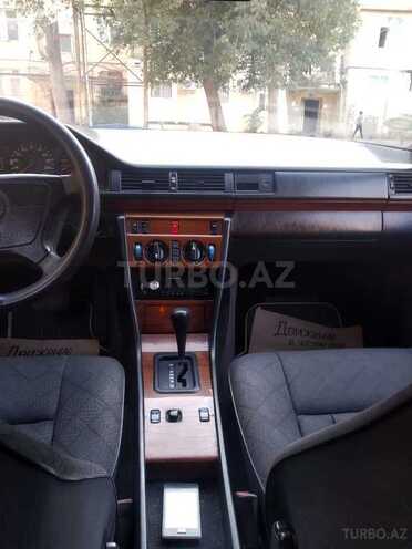 Mercedes E 250 1993, 265,000 km - 2.5 l - Bakı