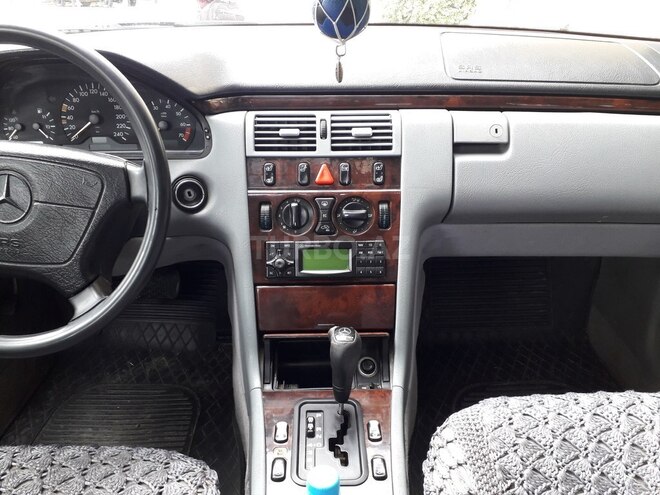 Mercedes E 230 1996, 260,000 km - 2.3 л - Sumqayıt
