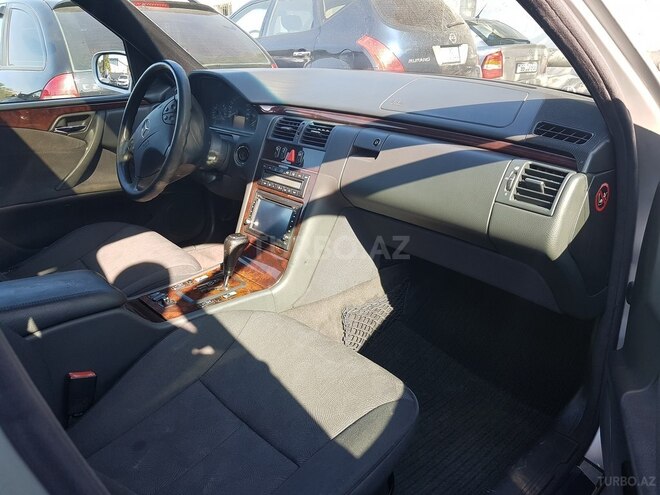 Mercedes E 220 2000, 296,540 km - 2.2 l - Bakı