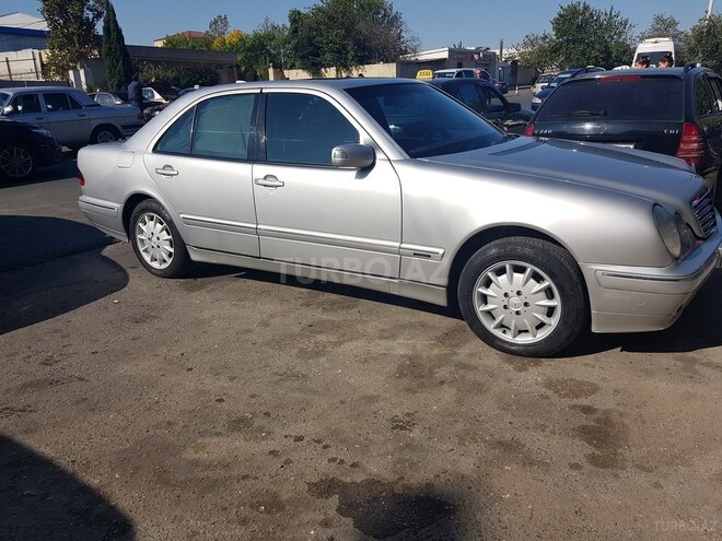 Mercedes E 220 2000, 296,540 km - 2.2 l - Bakı