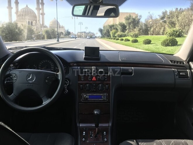 Mercedes E 220 1999, 308,000 km - 2.2 l - Bakı