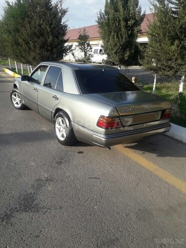 Mercedes E 250 1992, 300,000 km - 2.5 л - Beyləqan