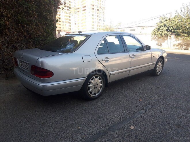Mercedes E 220 1999, 235,000 km - 2.2 л - Bakı