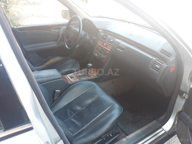 Mercedes E 220 1999, 235,000 km - 2.2 л - Bakı