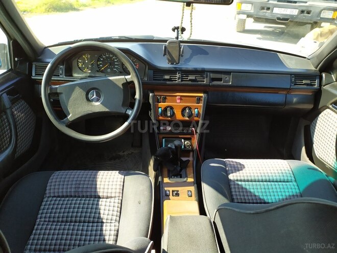 Mercedes E 260 1990, 323,000 km - 2.6 l - Bakı