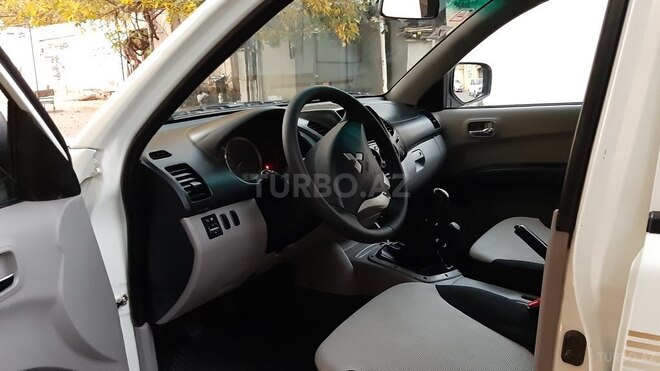 Mitsubishi L200 2011, 146,000 km - 2.5 l - Bakı
