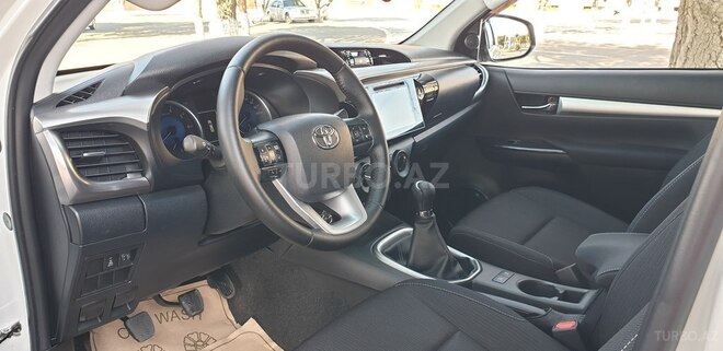 Toyota Hilux 2016, 98,000 km - 2.4 l - Bakı