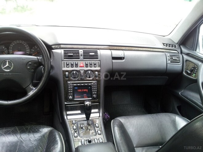 Mercedes E 320 2001, 393,000 km - 3.2 l - Bakı