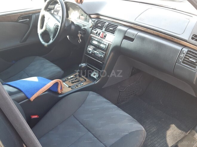 Mercedes E 220 1999, 260,000 km - 2.2 l - Bakı