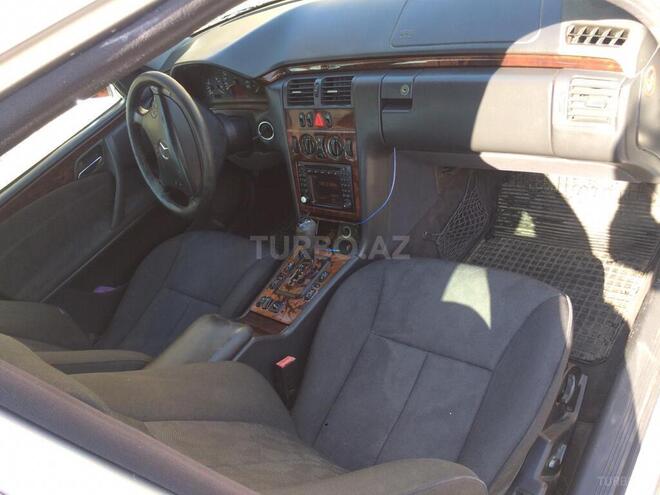Mercedes E 270 2001, 378,168 km - 2.7 l - Bakı