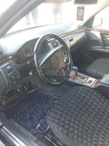 Mercedes E 280 1998, 132,500 km - 2.8 l - Bakı