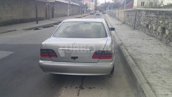 Mercedes E 220 2001, 180,000 km - 2.2 l - Şəki
