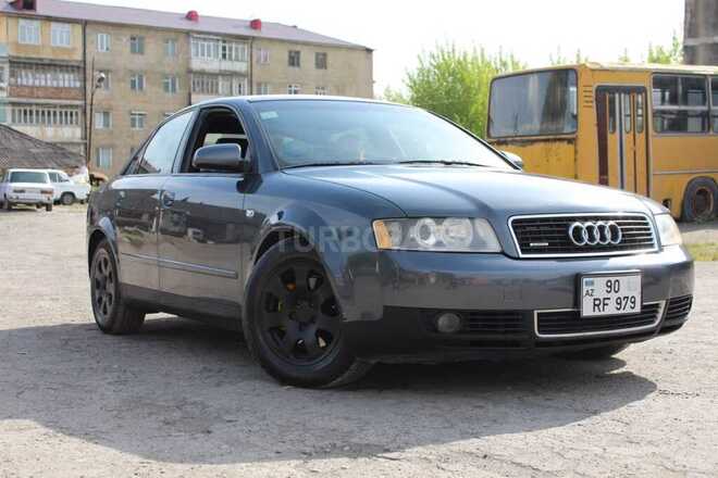 Audi A4 2003, 330,000 km - 1.8 l - Şəki