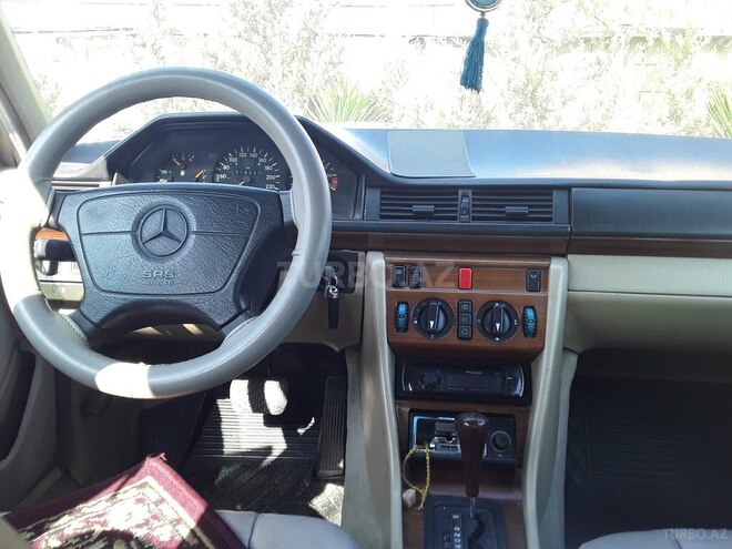 Mercedes E 220 1993, 681,609 km - 2.2 l - Bakı
