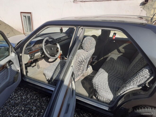 Mercedes E 200 1992, 445,000 km - 2.0 l - Quba