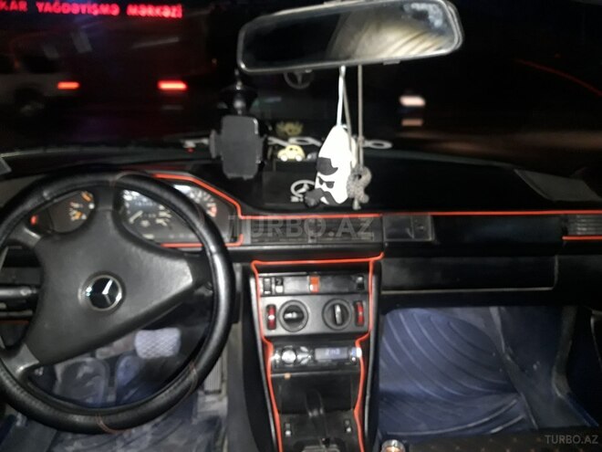 Mercedes E 220 1987, 251,869 km - 2.6 l - Xırdalan