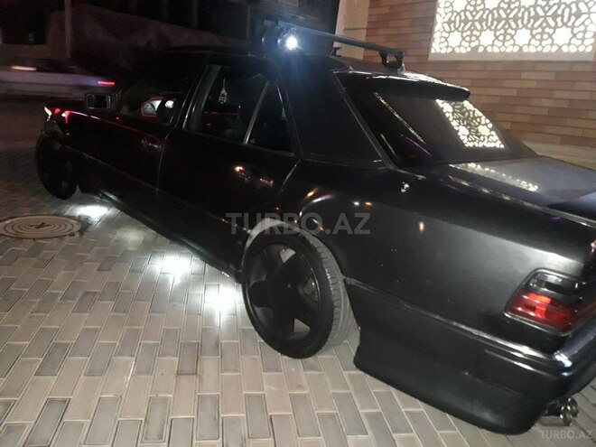 Mercedes E 220 1987, 251,869 km - 2.6 l - Xırdalan