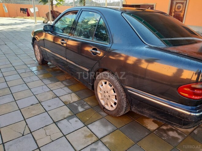 Mercedes E 270 2001, 387,500 km - 2.7 l - Bərdə