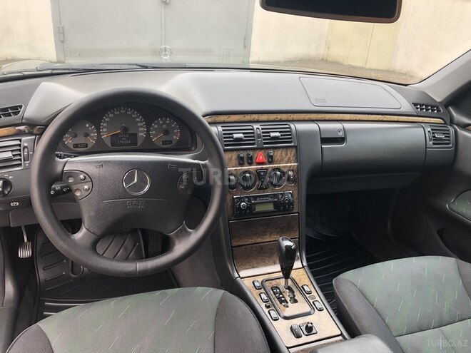 Mercedes E 240 1999, 175,342 km - 2.6 l - Bakı