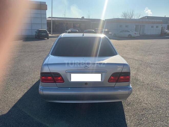 Mercedes E 220 2000, 194,700 km - 2.2 l - Bakı