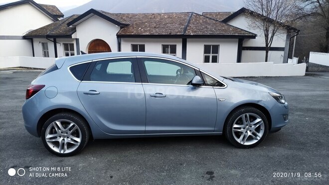Opel Astra 2011, 110,000 km - 1.6 l - Şəki