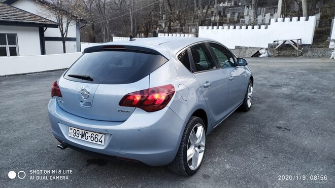 Opel Astra 2011, 110,000 km - 1.6 l - Şəki