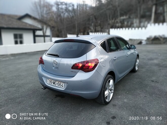 Opel Astra 2011, 110,000 km - 1.6 l - Şəki