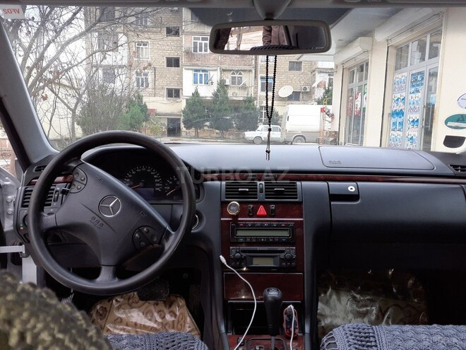 Mercedes E 200 2000, 214,196 km - 2.0 л - Şirvan