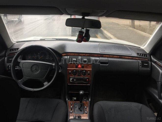 Mercedes E 200 1998, 330,000 km - 2.0 l - Gəncə