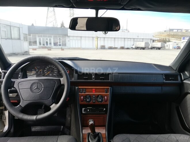 Mercedes E 220 1995, 267,000 km - 2.2 л - Bakı