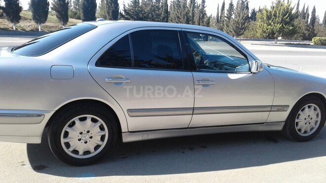 Mercedes E 240 2001, 280,900 km - 2.4 л - Şirvan