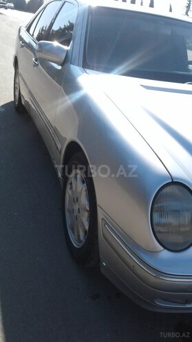 Mercedes E 240 2001, 280,900 km - 2.4 л - Şirvan
