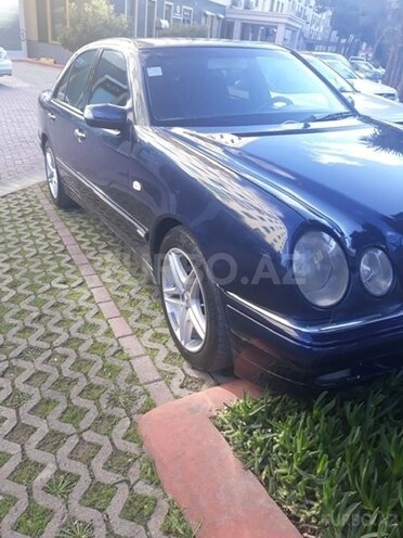 Mercedes E 220 1999, 300,000 km - 2.2 l - Bakı