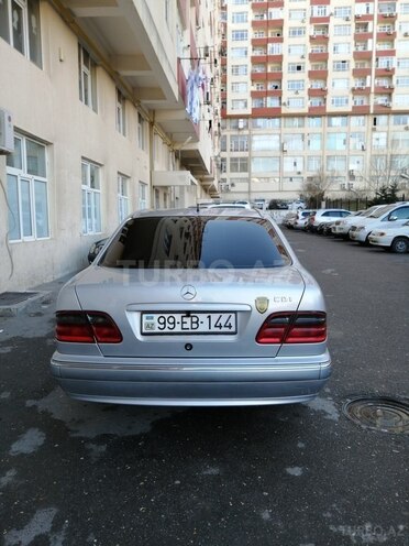 Mercedes E 270 2001, 331,000 km - 0.3 л - Bakı