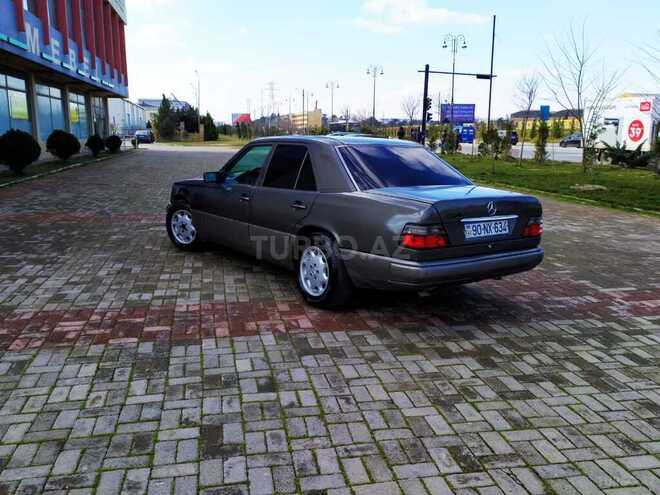 Mercedes E 220 1988, 381,000 km - 2.2 л - Sumqayıt