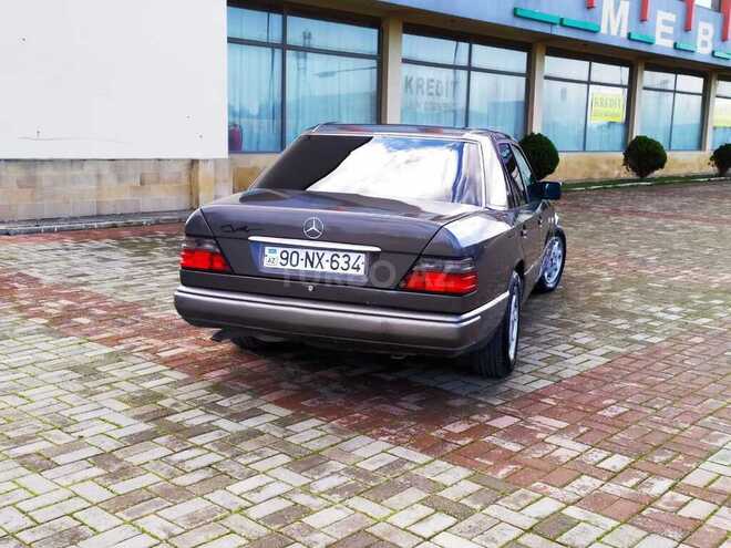 Mercedes E 220 1988, 381,000 km - 2.2 л - Sumqayıt