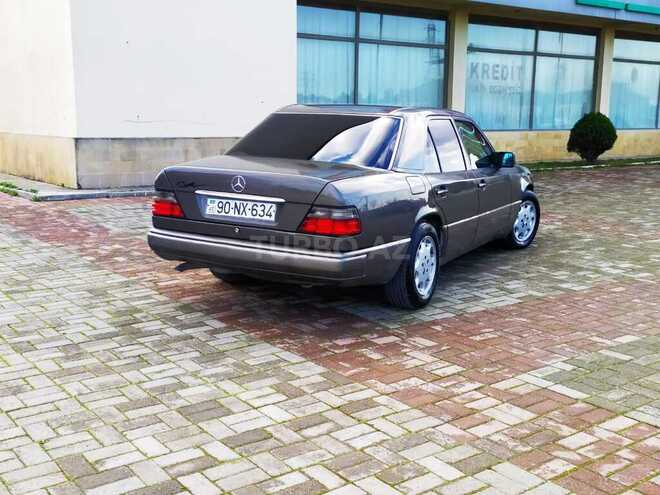 Mercedes E 220 1988, 381,000 km - 2.2 л - Sumqayıt