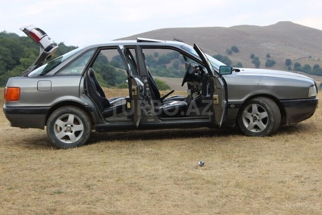 Audi 80 1988, 350,000 km - 1.8 l - Gədəbəy