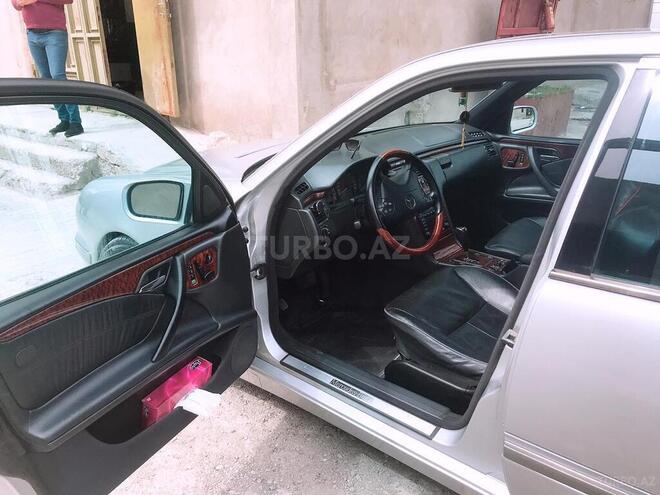Mercedes E 240 2001, 212,460 km - 2.4 l - Bakı