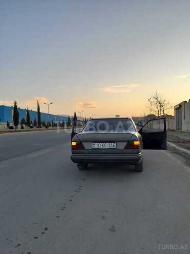 Mercedes E 260 1986, 300,000 km - 2.6 l - Gəncə