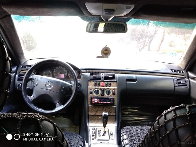 Mercedes E 240 2001, 323,000 km - 2.6 l - Bakı
