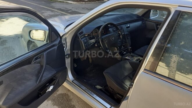 Mercedes E 270 2001, 398,000 km - 2.7 l - Bakı