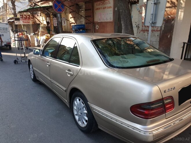 Mercedes E 220 2000, 254,875 km - 2.2 l - Balakən