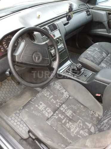 Mercedes E 200 1997, 290,000 km - 2.0 l - Qax