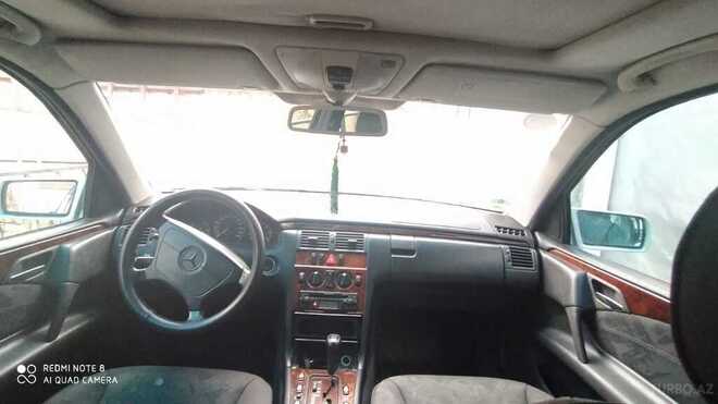 Mercedes V 220 1998, 293,000 km - 0.3 l - Ucar
