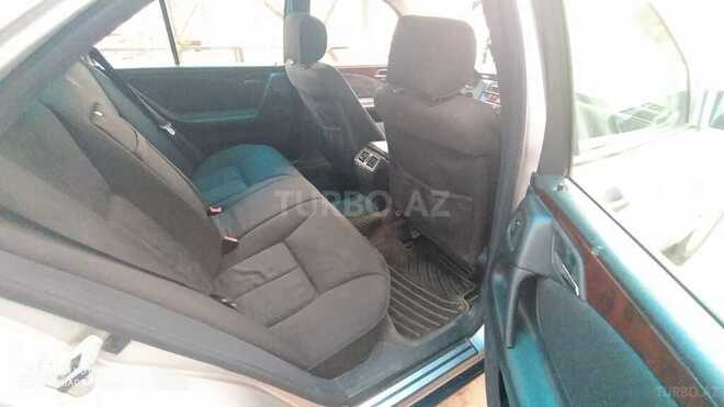 Mercedes V 220 1998, 293,000 km - 0.3 l - Ucar