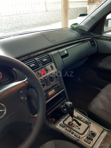 Mercedes 200 2001, 293,000 km - 2.0 л - Göygöl